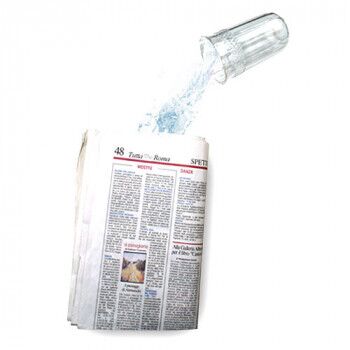 Liquid in the Newspaper – Bild 1